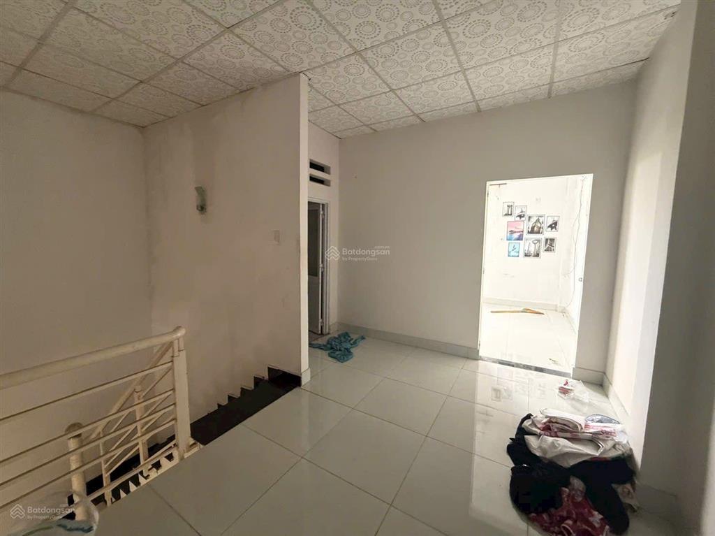 Cho thuê nhà nguyên căn hẻm xe hơi. dt 5x16m. trệt lầu. 3 phòng ngủ. giá 8 triệu