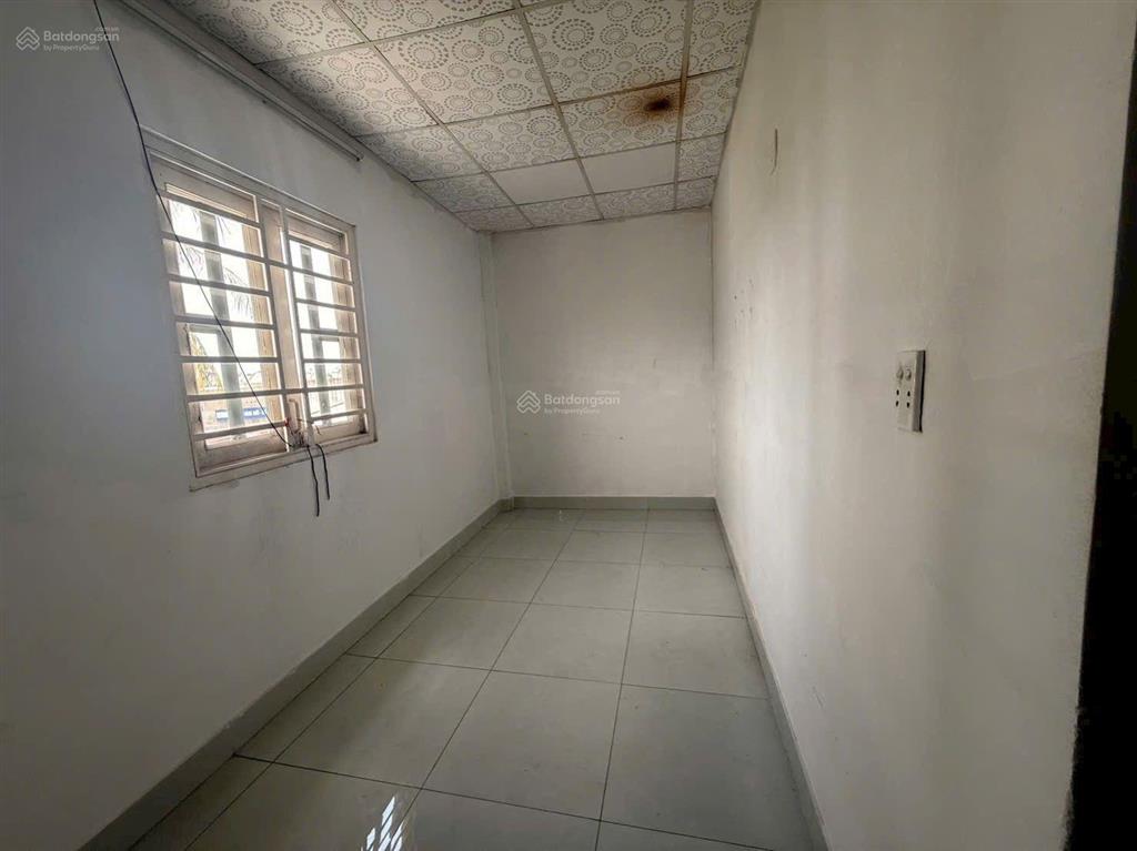 Cho thuê nhà nguyên căn hẻm xe hơi. dt 5x16m. trệt lầu. 3 phòng ngủ. giá 8 triệu