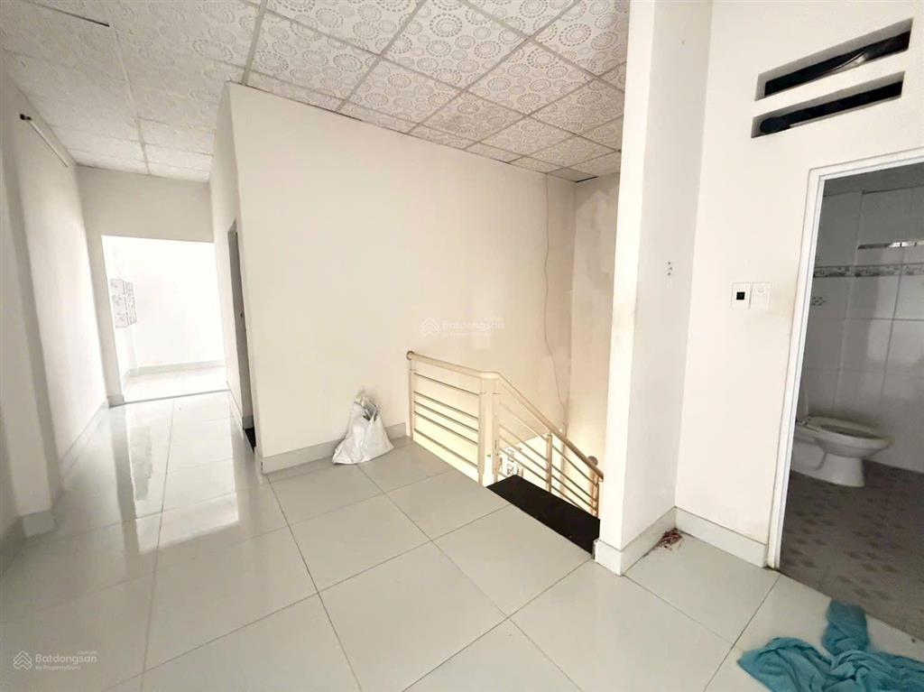 Cho thuê nhà nguyên căn hẻm xe hơi. dt 5x16m. trệt lầu. 3 phòng ngủ. giá 8 triệu