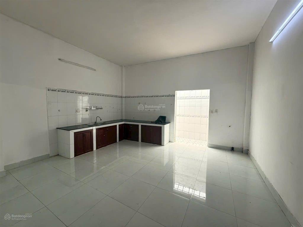 Cho thuê nhà nguyên căn hẻm xe hơi. dt 5x16m. trệt lầu. 3 phòng ngủ. giá 8 triệu