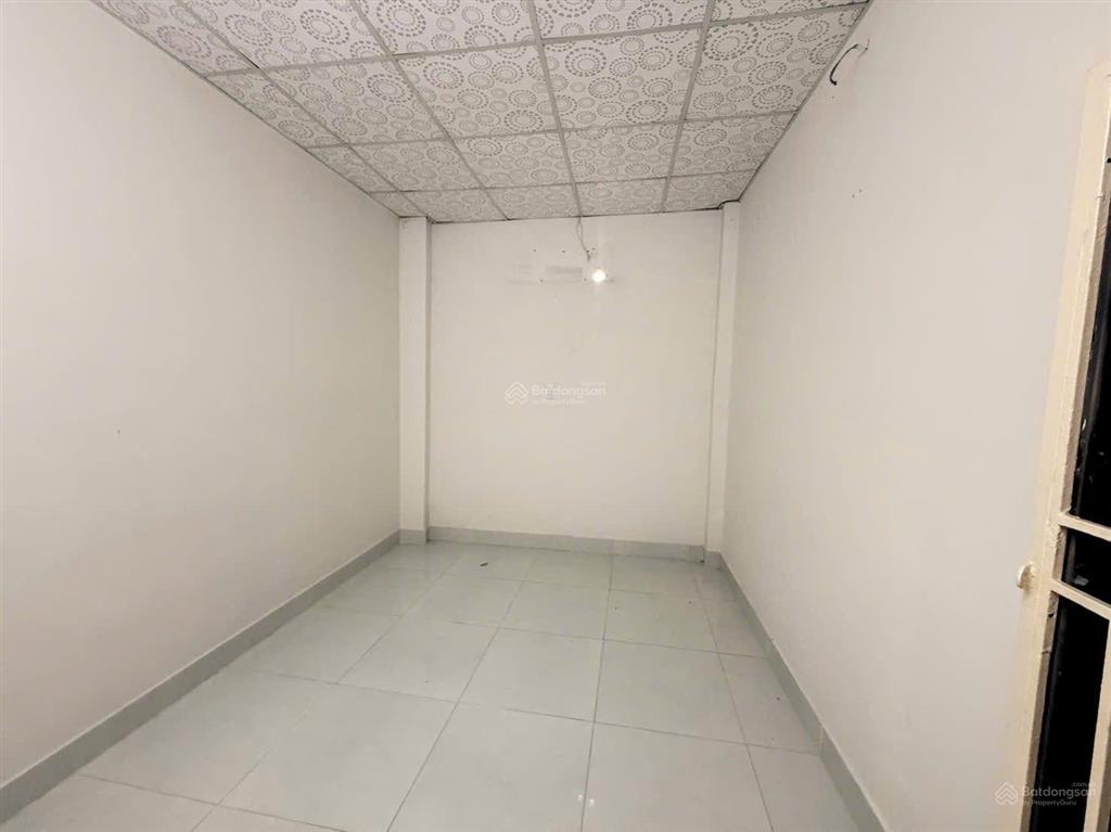 Cho thuê nhà nguyên căn hẻm xe hơi. dt 5x16m. trệt lầu. 3 phòng ngủ. giá 8 triệu