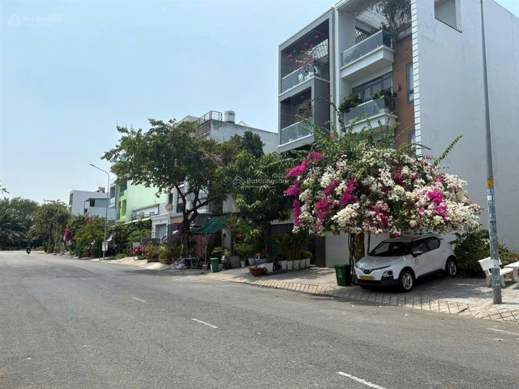Giảm mạnh. bán nhanh nhà 4 tầng. dt 5x18m. mặt tiền đường d1 phạm hữu lầu. q7. giá chỉ 11,8 tỷ