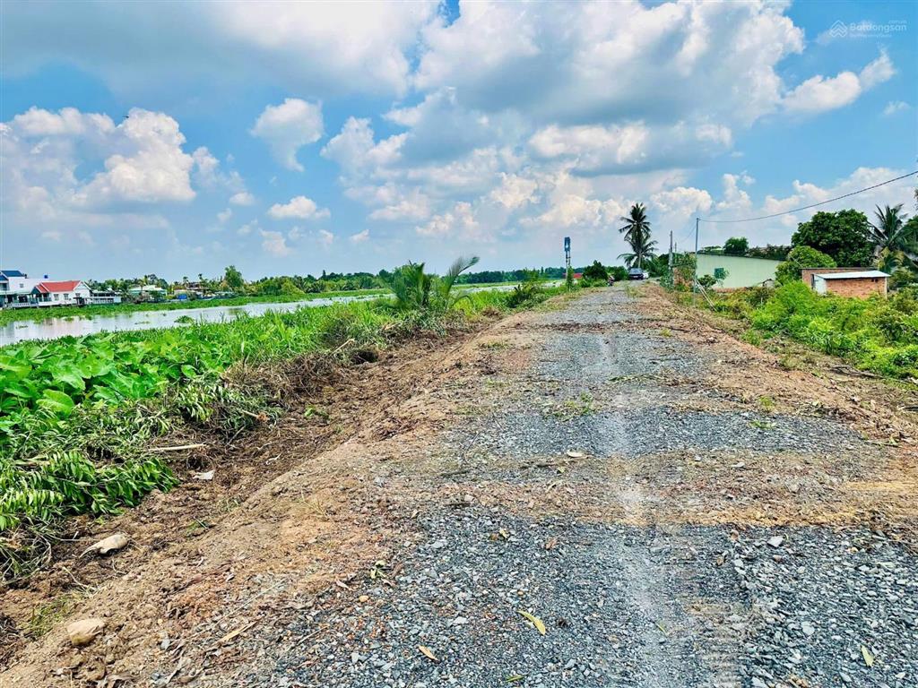 Siêu phẩm kèo thơm đất vườn mặt tiền sông vàm cỏ đông. 1 tỷ 160 triệu hết sổ.
