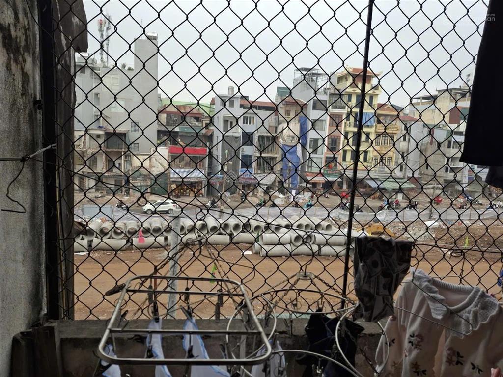 Tôi chính chủ đang cần bán nhà sát đường đê la thành 4 tầng 1 tum. dt sổ đỏ 34m2 nhà ở được luôn