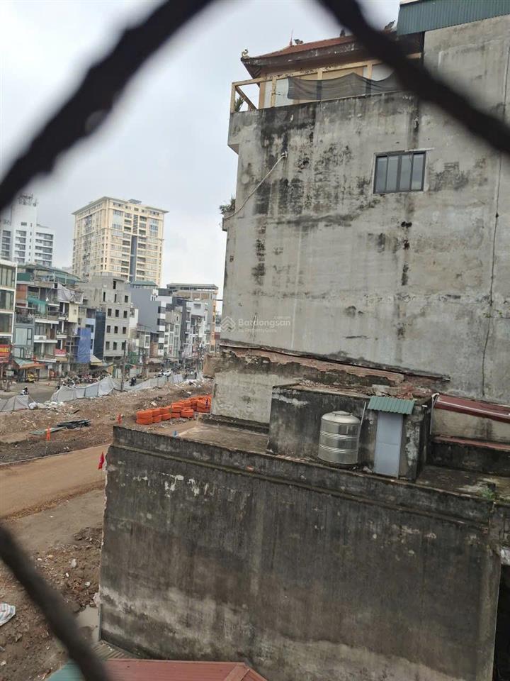 Tôi chính chủ đang cần bán nhà sát đường đê la thành 4 tầng 1 tum. dt sổ đỏ 34m2 nhà ở được luôn