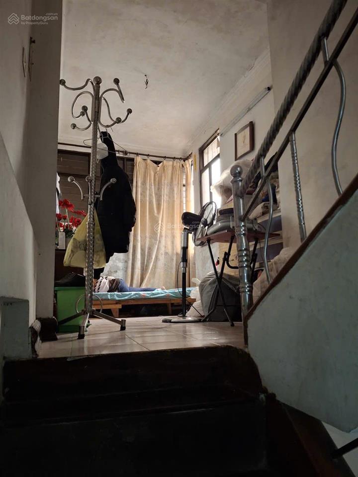 Tôi chính chủ đang cần bán nhà sát đường đê la thành 4 tầng 1 tum. dt sổ đỏ 34m2 nhà ở được luôn