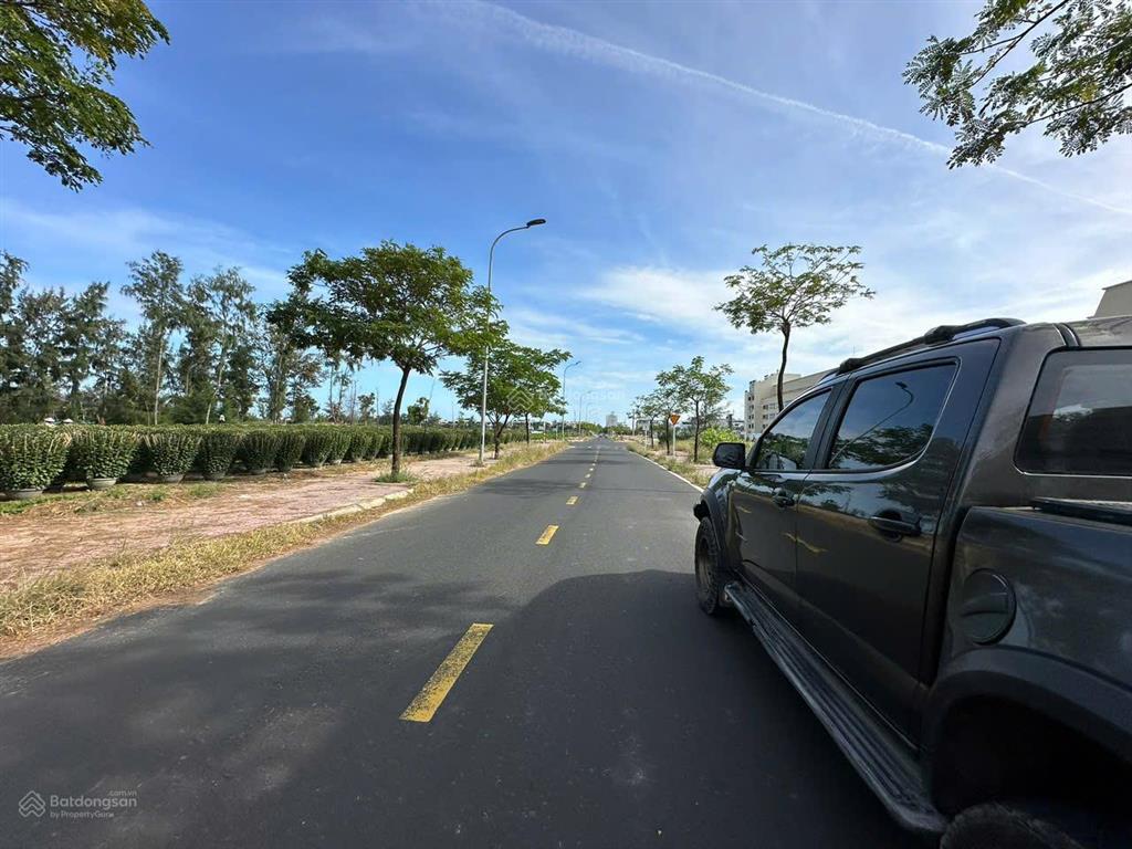Bán đất mặt tiền đường nguyễn văn huyên  cách biển chỉ 300m