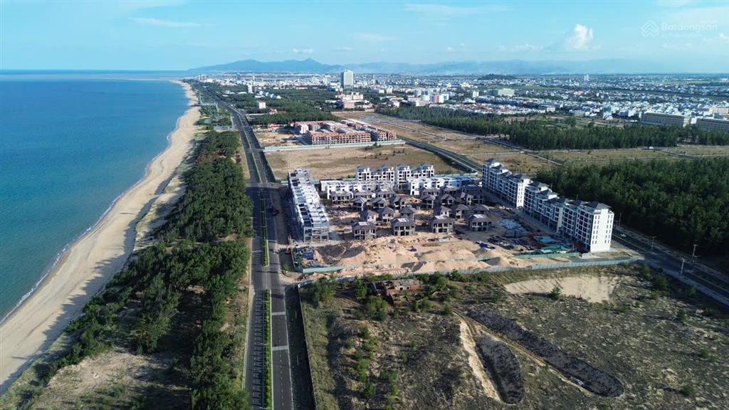 Bán đất mặt tiền đường nguyễn văn huyên  cách biển chỉ 300m