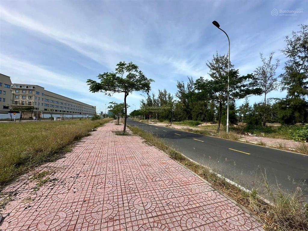 Bán đất mặt tiền đường nguyễn văn huyên  cách biển chỉ 300m