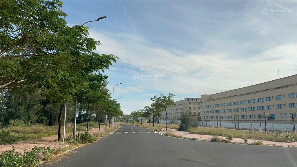 Bán đất mặt tiền đường nguyễn văn huyên  cách biển chỉ 300m