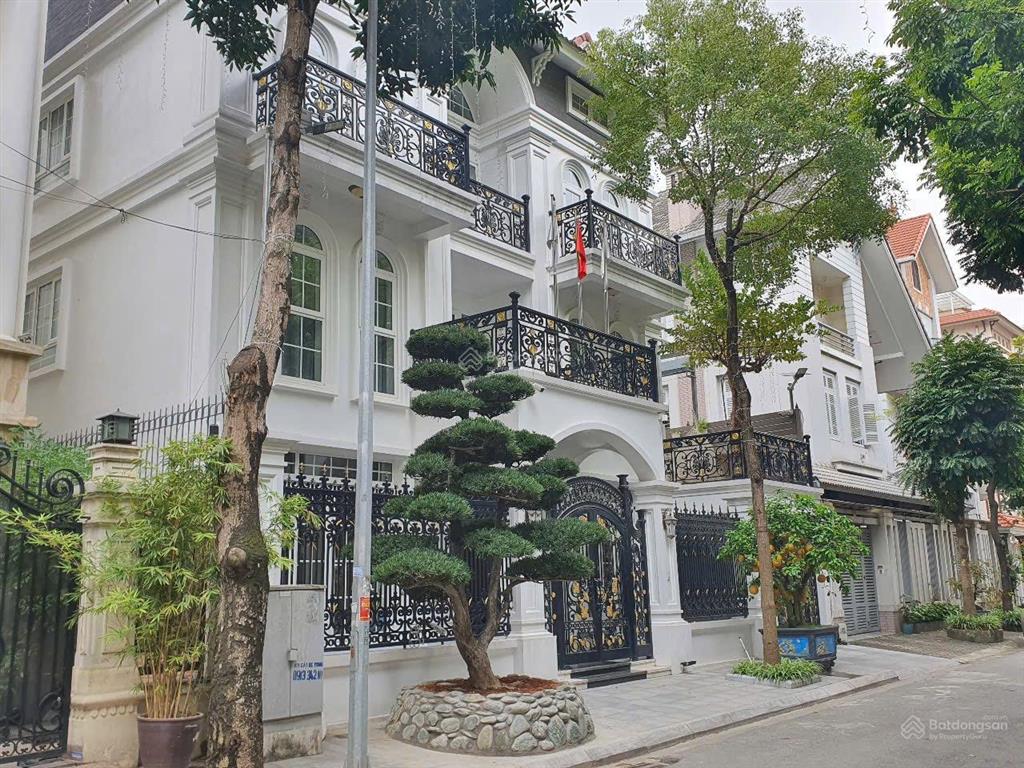 Bán biệt thự đẹp ngay lê văn lương  trung hoà, 250m2, 4,5 tầng. mặt tiền góc rộng, giá chỉ 68 tỷ