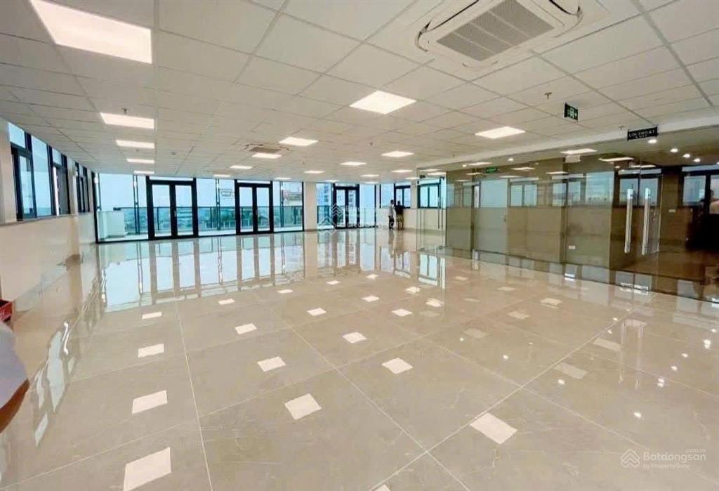 Cho thuê sàn văn phòng tầng 2 phố duy tân, 160m2 đẹp, có chỗ để ô tô, giá chỉ 35 triệu/tháng