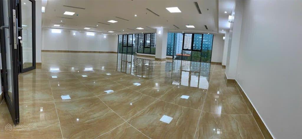 Cần cho thuê toà nhà 8 tầng phố trần thái tông thông sàn, thang máy, có pccc đầy đủ, giá 185 triệu