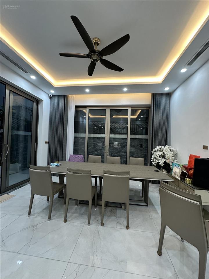 Cho thuê biệt thự đẹp tại khu đô thị việt hưng, cạnh vinhom riverside, có thang máy, giá chỉ 50 tr