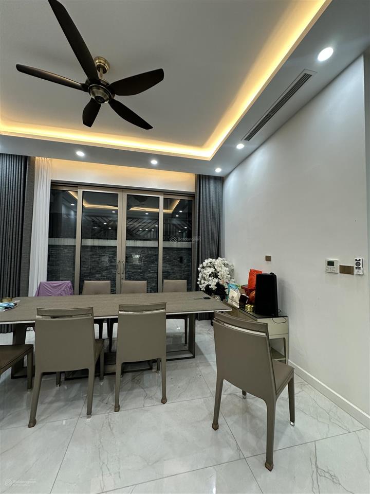 Cho thuê biệt thự đẹp tại khu đô thị việt hưng, cạnh vinhom riverside, có thang máy, giá chỉ 50 tr