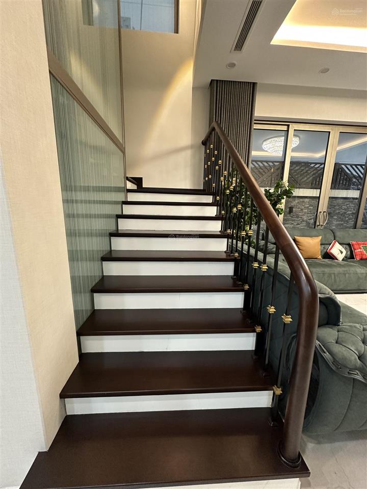 Cho thuê biệt thự đẹp tại khu đô thị việt hưng, cạnh vinhom riverside, có thang máy, giá chỉ 50 tr