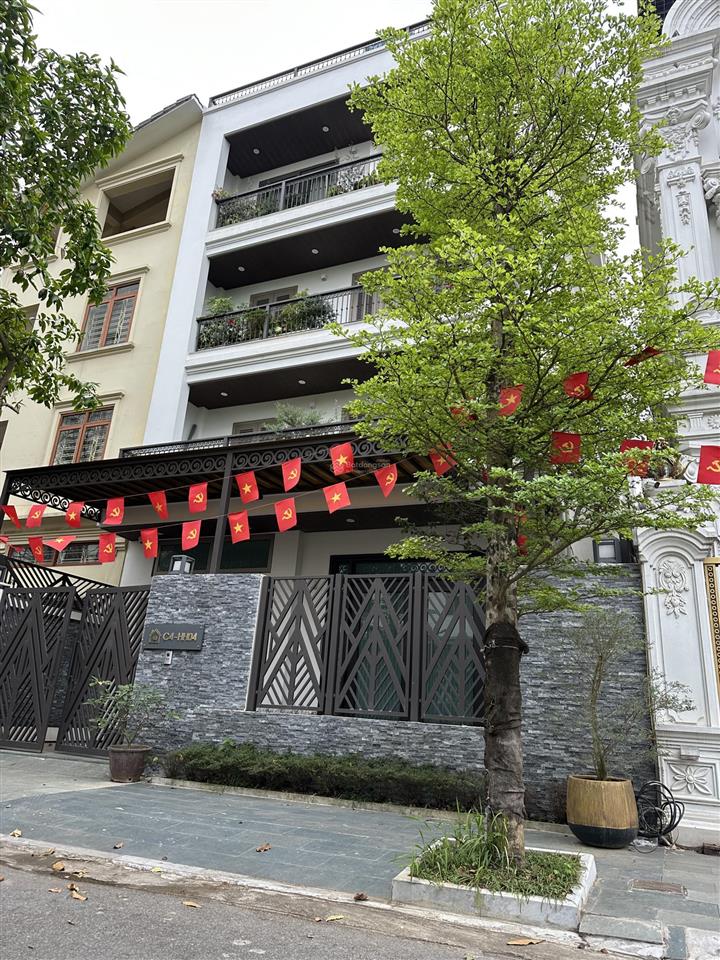 Tôi cần cho thuê biệt thự 200m2, ngay trần kim xuyến, có sân vườn, giá chỉ 75 triệu/tháng
