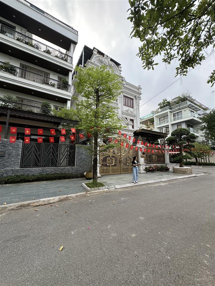 Tôi cần cho thuê biệt thự 200m2, ngay trần kim xuyến, có sân vườn, giá chỉ 75 triệu/tháng