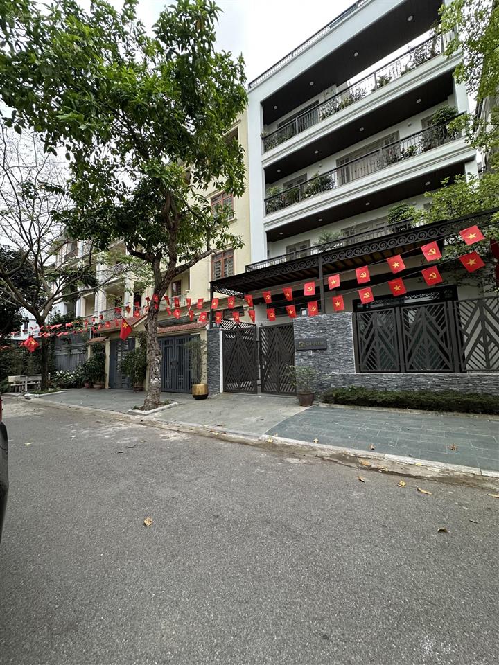 Tôi cần cho thuê biệt thự 200m2, ngay trần kim xuyến, có sân vườn, giá chỉ 75 triệu/tháng
