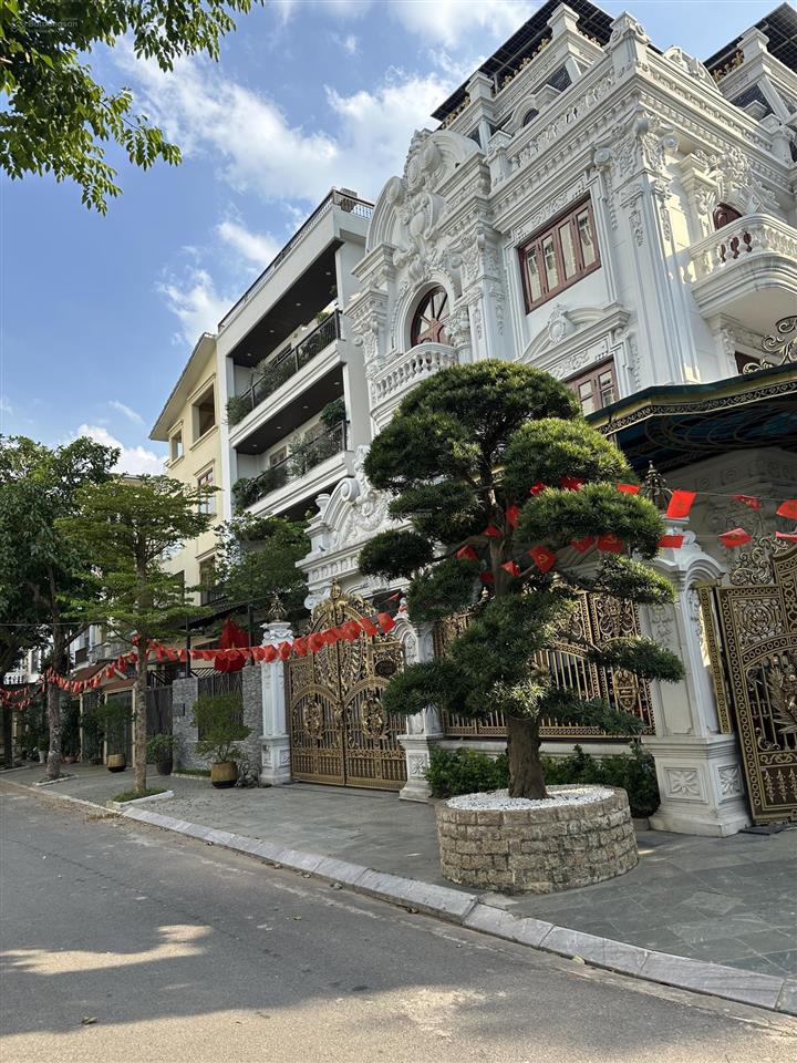 Cho thuê biệt thự 200m² kđt yên hoà lão thành cách mạng, có sân vườn giá chỉ 35 triệu/tháng.