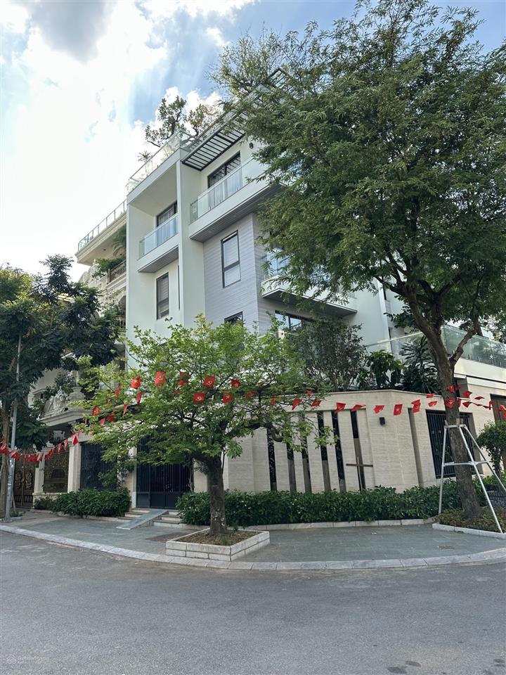 Cho thuê biệt thự 200m² kđt yên hoà lão thành cách mạng, có sân vườn giá chỉ 35 triệu/tháng.