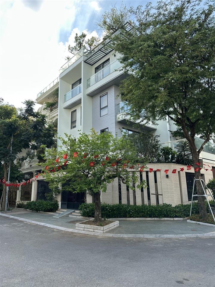 Cho thuê biệt thự 200m² kđt yên hoà lão thành cách mạng, có sân vườn giá chỉ 35 triệu/tháng.