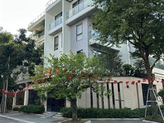 Cho thuê biệt thự 200m² kđt yên hoà lão thành cách mạng, có sân vườn giá chỉ 35 triệu/tháng.