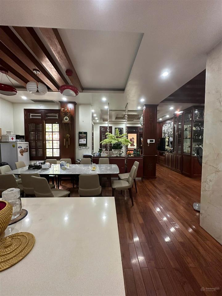 Cho thuê biệt thự lô góc khu đô thị dịch vọng, dt 250m2, xd 130m2 * 4 tầng nổi + 1 hầm. giá 90tr