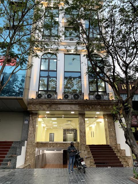 Cho thuê toà nhà mặt phố nguyễn khang, dt 150m2, nhà cực đẹp, thông sàn, tiện kd. giá chỉ 150tr