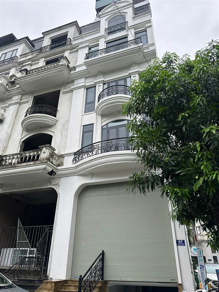 Cho thuê căn liền kề siêu đẹp tại phố dịch vọng hậu, dt 105m2 * 6 tầng + 1 hầm, thang máy. giá 65tr