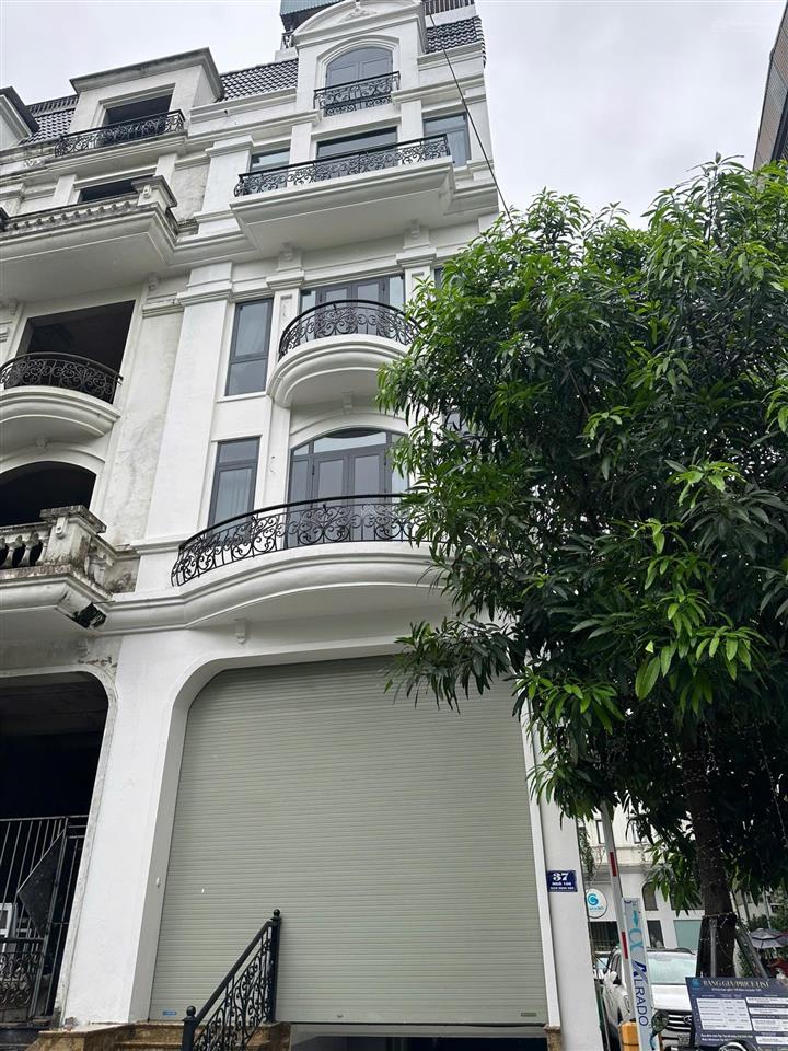 Cho thuê căn liền kề siêu đẹp tại phố dịch vọng hậu, dt 105m2 * 6 tầng + 1 hầm, thang máy. giá 65tr