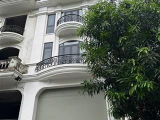 Cho thuê căn liền kề siêu đẹp tại phố dịch vọng hậu, dt 105m2 * 6 tầng + 1 hầm, thang máy. giá 65tr