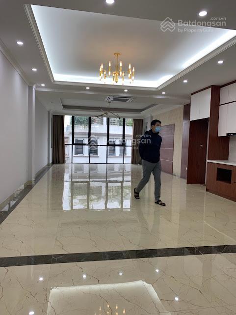 Cho thuê căn liền kề siêu đẹp tại phố dịch vọng hậu, dt 105m2 * 6 tầng + 1 hầm, thang máy. giá 65tr