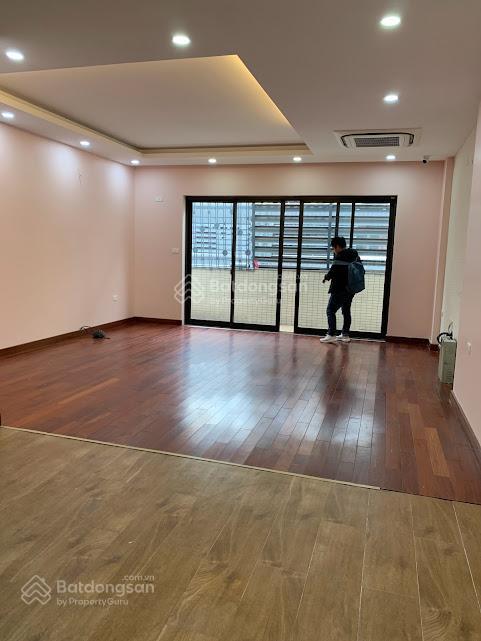 Cho thuê căn liền kề siêu đẹp tại phố dịch vọng hậu, dt 105m2 * 6 tầng + 1 hầm, thang máy. giá 65tr
