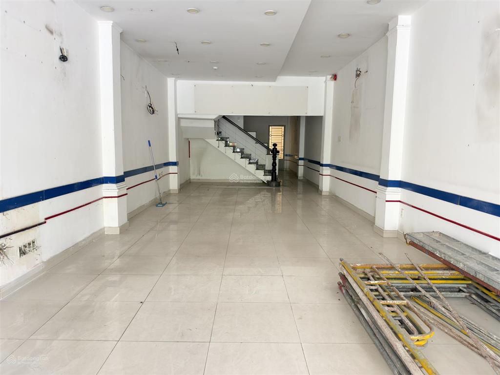 Cho thuê tòa nhà mặt tiền hoàng diệu quận 4, khu văn phòng, ngân hàng. dtsd 500m. giá 100tr/tháng