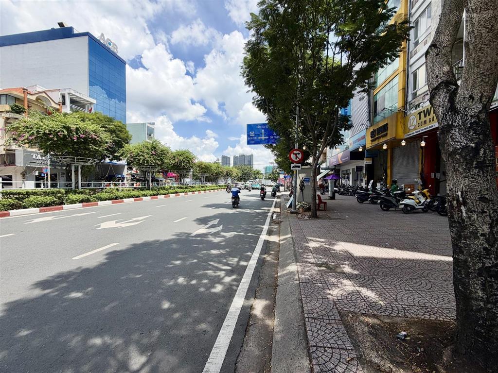 Cho thuê tòa nhà mặt tiền hoàng diệu quận 4, khu văn phòng, ngân hàng. dtsd 500m. giá 100tr/tháng