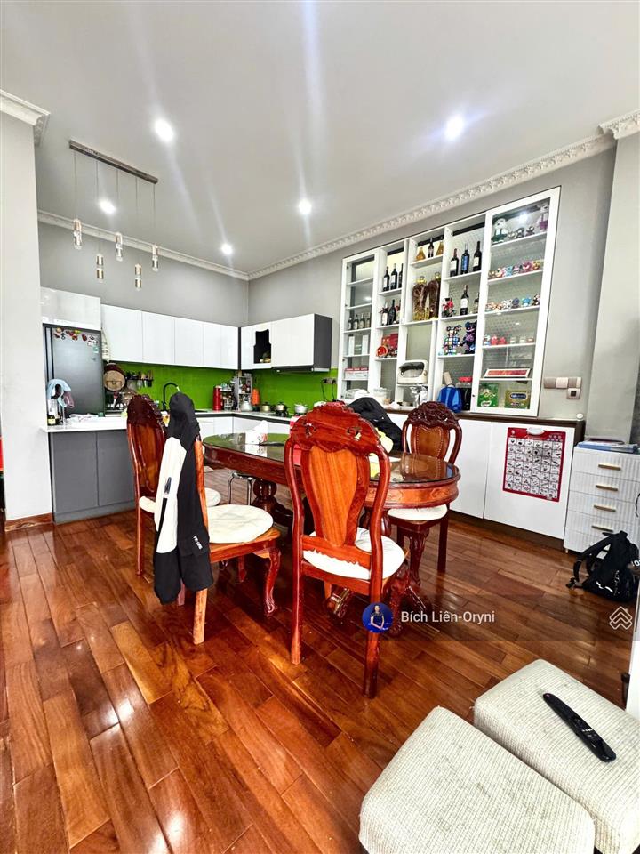 Gia đình chuyển chỗ ở cần bán gấp nhà sân vườn 2 mặt tiền lô góc trung tâm