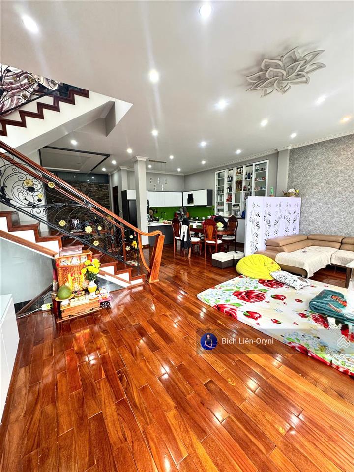 Gia đình chuyển chỗ ở cần bán gấp nhà sân vườn 2 mặt tiền lô góc trung tâm