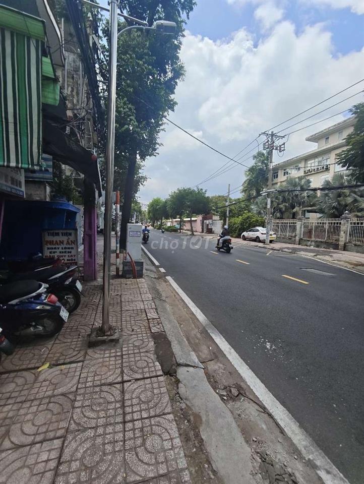Nhà 4 tấm. Mặt tiền Hưng Phú.