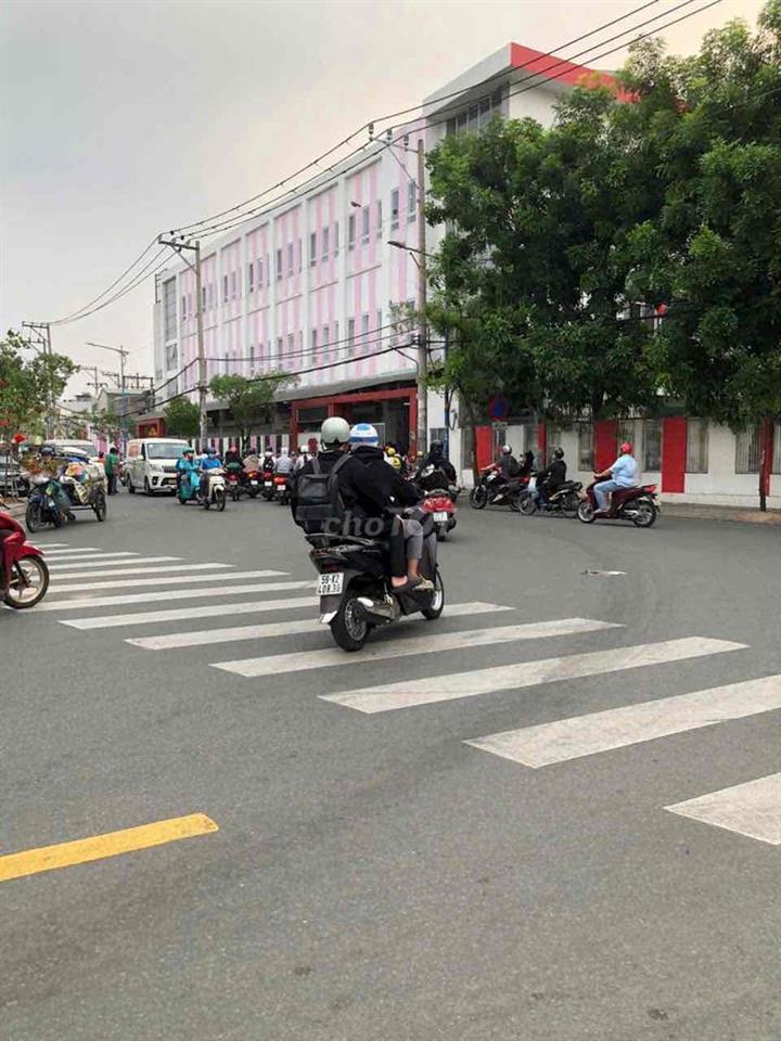 Chủ kẹt bán gấp MTKD Kênh Tân Hoá. Dt 4m x 27m. Nhà cấp 4