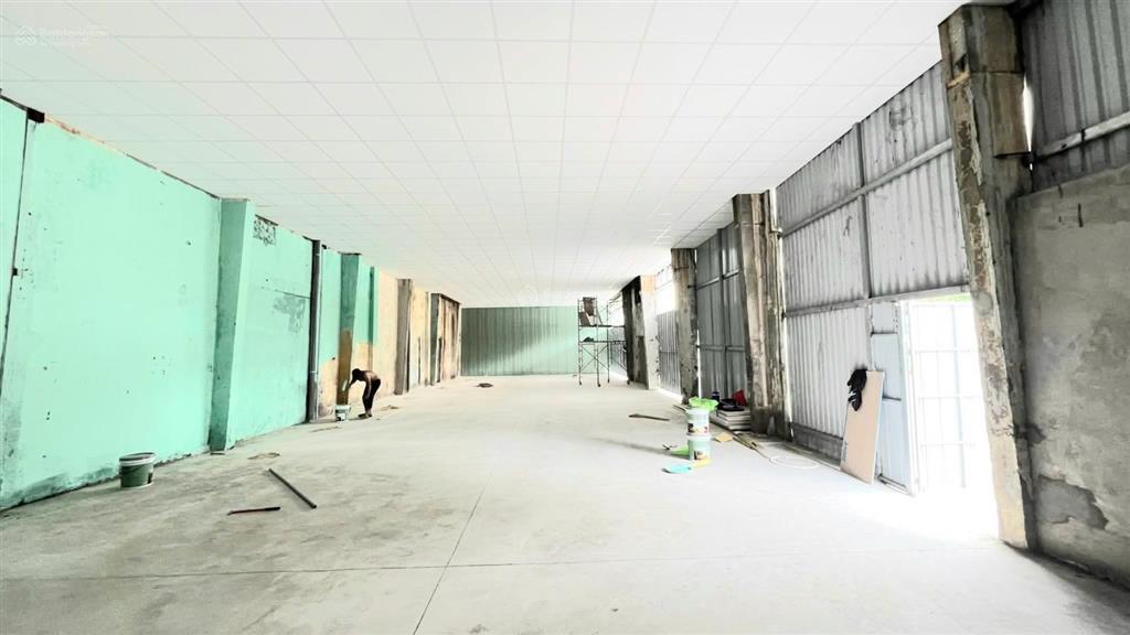Cho thuê kho, nhà xưởng 300m2 gần sân bay tại bình thạnh