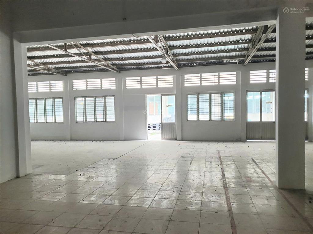 Cho thuê kho ngay công viên lê thị riêng trung tâm q10 cont vào kho dt 450m2