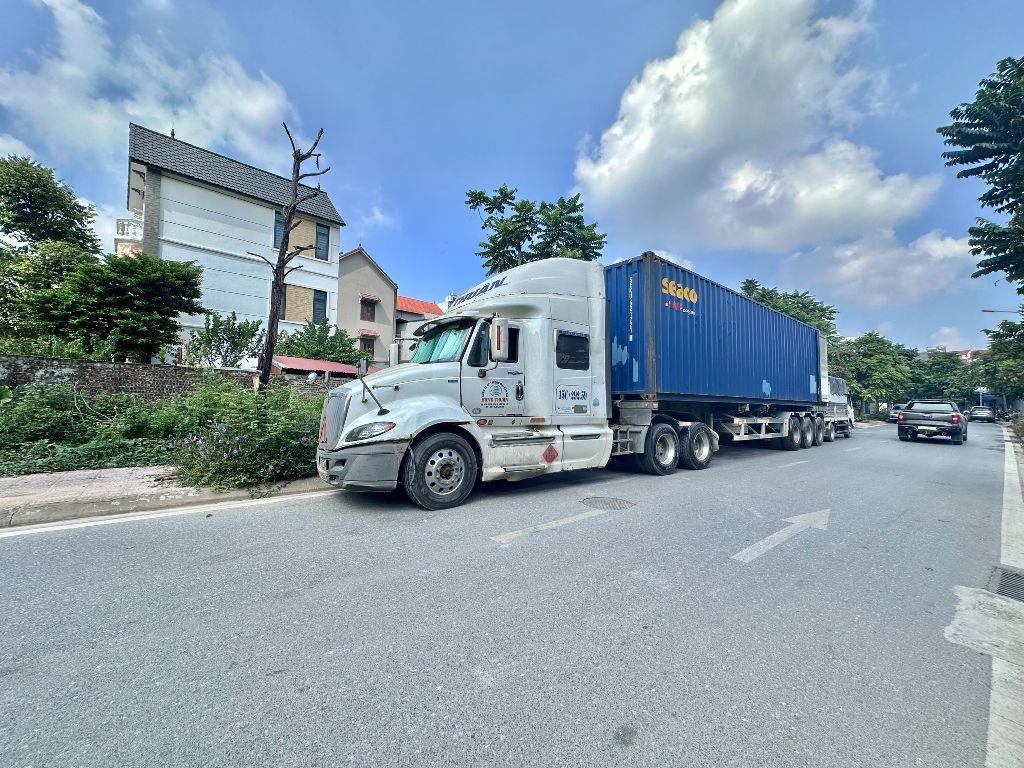 215m nhà xưởng đường Cự Khối cho thuê, trong đê, container đỗ, giá 28tr/th