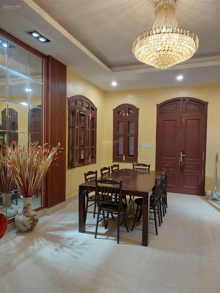Cho thuê biệt thự 3 tầng, 4pn, 4wc, 267m2 đất, 3 tầng, 2 cổng, gara tại nhà 11a, ngõ 28/44 tứ liên