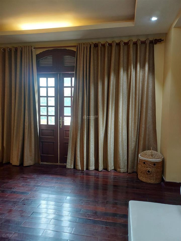Cho thuê biệt thự 3 tầng, 4pn, 4wc, 267m2 đất, 3 tầng, 2 cổng, gara tại nhà 11a, ngõ 28/44 tứ liên