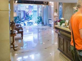 Khách sạn mặt phố sát chợ hàng da đường thành sổ 75m2 xây 7 tầng mt 4.8m 67,5 tỷ