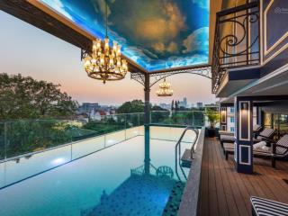 Chính chủ bán gấp mp đường thành đối diện chợ hàng da sổ 180m2 mt 6m. giá 205 tỷ