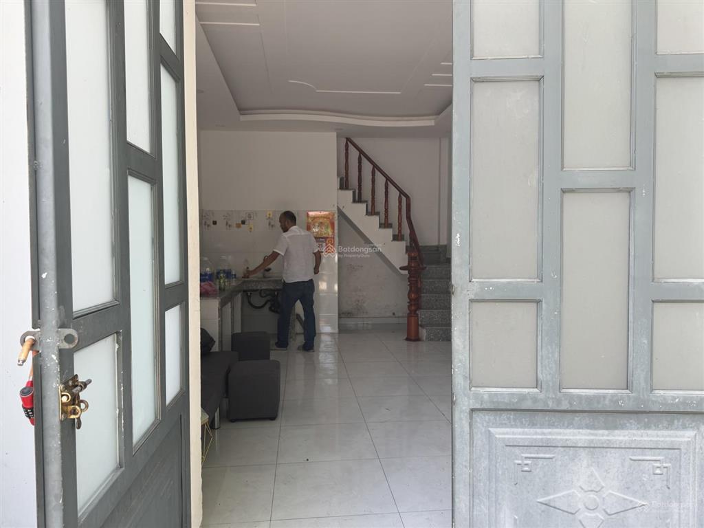 Thuê nhà nguyên căn 1 trệt 2 lầu đường huỳnh văn cù giá 4.5tr nội thất