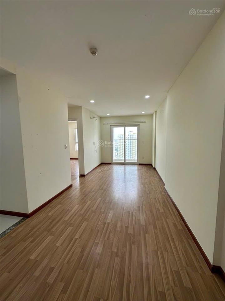 Diamond riverside cho thuê căn góc 2pn giá 10tr ở liền có nội thất.