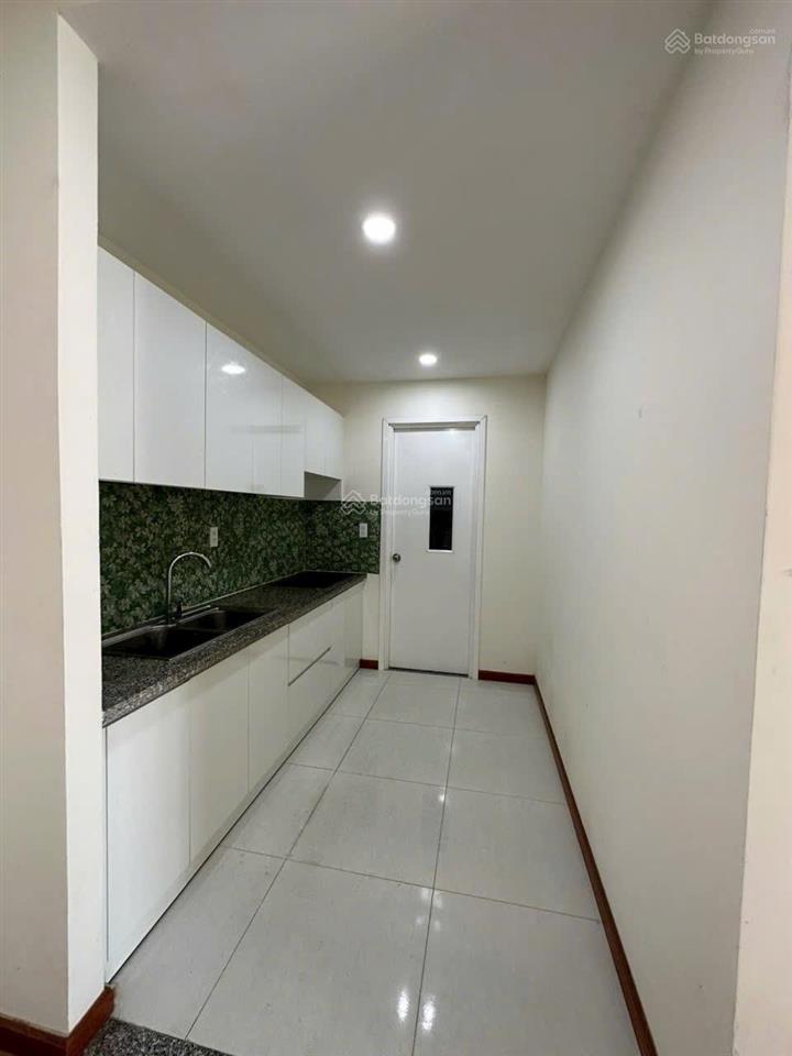Diamond riverside cho thuê căn góc 2pn giá 10tr ở liền có nội thất.